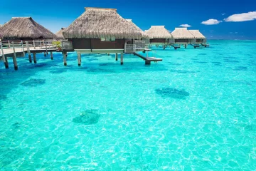 Crédence de cuisine en verre imprimé Bora Bora, Polynésie française Water villas in the ocean with steps into lagoon