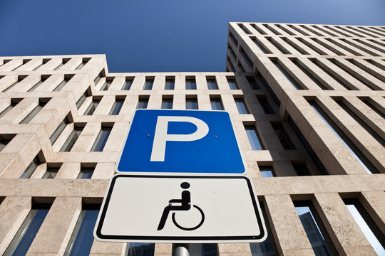 Behindertenparkplatz - Schild