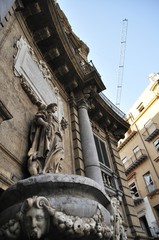 Naklejka premium fontana al centro storico