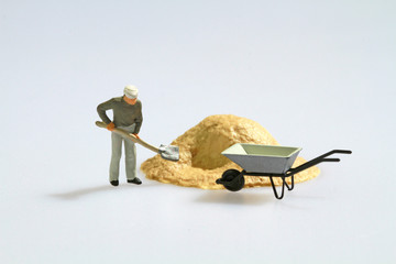 Bauarbeiter mit Schaufel