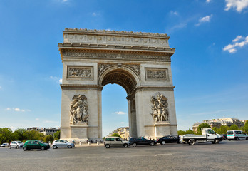 Fototapeta na wymiar Łuk Triumfalny od Place Charles de Gaulle
