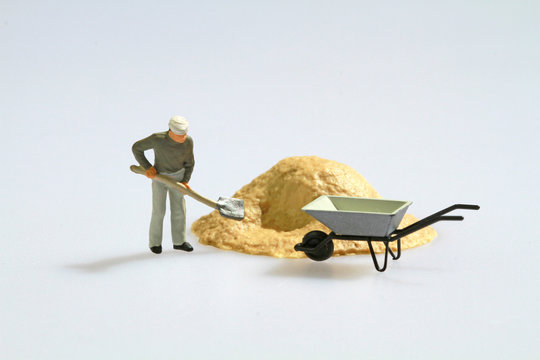 Bauarbeiter mit Schaufel