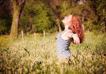 Obraz premium beautiful happy young woman in the park on a warm summer day