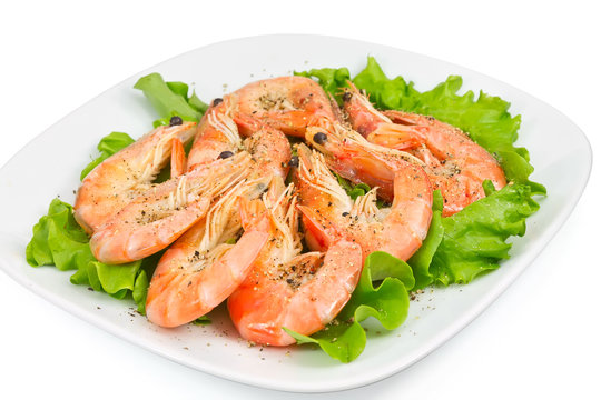 shrimp with peppers on a green salad