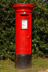 Fototapeta na wymiar red mail box
