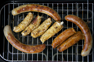 Grill mit Wurst und Fleisch