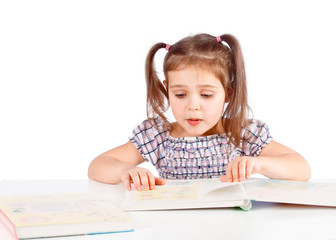 Naklejka premium little girl reading a book