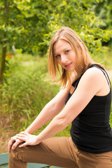 Obraz premium woman sitting on the bench in park