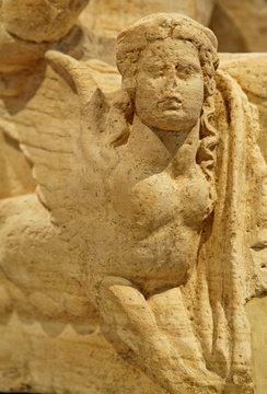 Sphinx antique sculpt&eacute; en pierre.