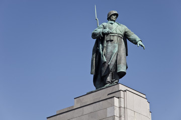 Fototapeta premium Sowjetisches Ehrenmal in Berlin - Tiergarten