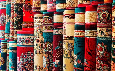 Selbstklebende Fototapeten Persische Decken auf einem Markt © bbbar