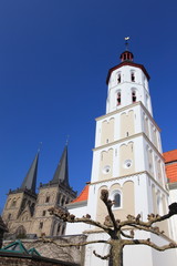 Fototapeta na wymiar Evangelische Kirche Xanten (weiß). Im Hintergrund: Xantener Dom