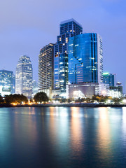 Fototapeta na wymiar Bangkok city downtown w nocy z refleksji panoramę, Bangk