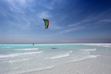 Türkisfarbendes Meer und Kitesurfer