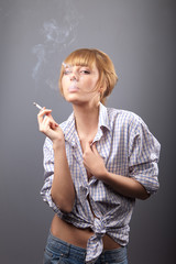 Женщина курит