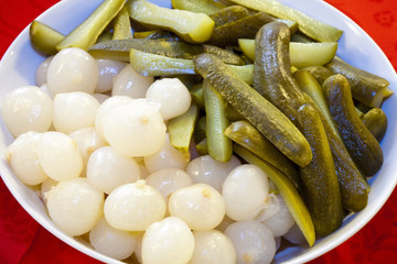 pearl onions and pickles - 42149328