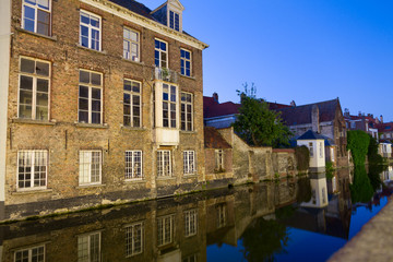 Fototapeta na wymiar kanał i domy w Brugia, Belgia