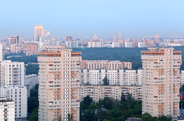 Fototapeta na wymiar Wysokie budynki w pochmurny dzień w Moskwie, Rosja; panorama