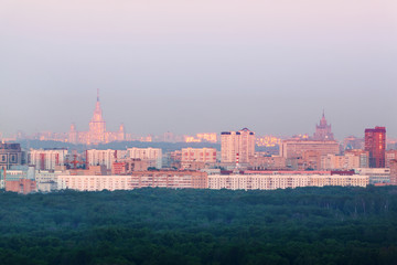 Fototapeta na wymiar Wysokie budynki, wieżowce, park, budynki stalinowskie