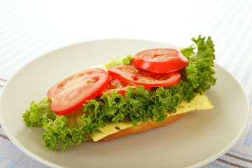 Garniertes brötchen