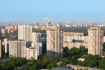 Fototapeta na wymiar Wysokie budynki w słoneczny poranek w Moskwie, Rosja
