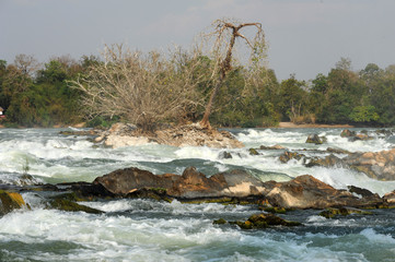 Fototapeta na wymiar Niagara Don Phapheng z Mekongu w Laosie
