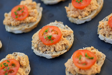 toast de rillettes de saumon tomate cerise 3