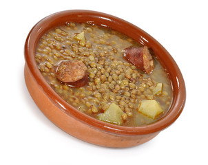 Ración de lentejas en cazuela de barro.