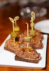 Small snacks with beef and fried onion