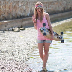 Longboard Girl am Strand