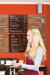 freundliche servicekraft im café