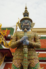 Fototapeta na wymiar Demon stróż i Architektura Grand Palace, Bangkok