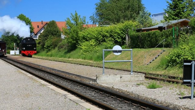 Fahrt der historischen Dampfeisenbahn im Ostseebad K&uuml;hlungsborn