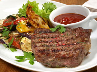 Grillsteak mit Gemüse und BBQ Sauce