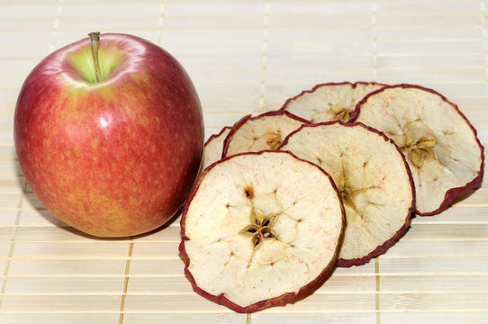 Apfel mit getrockneten Apfelscheiben