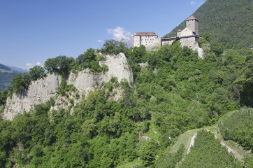 Fototapeta na wymiar Południowy Tyrol - Tyrol Zamek i piramidy