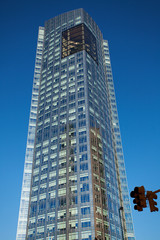 Fototapeta na wymiar Piękny nowoczesny budynek biurowy na tle błękitnego nieba