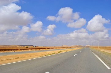 Carretera en Marrackech, Marruecos (África)