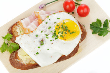 Spiegelei mit Bauchfleisch