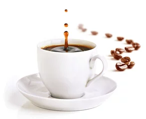 Fond de hotte en verre imprimé Café Une tasse de café avec un soupçon de gouttes et de grains de café.