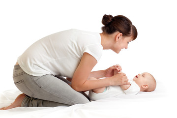 Obraz na płótnie Canvas pretty mama robi gimnastyka swe niemowlę dziecko