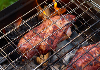 barbecue.chicken on the grill