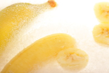 Fototapeta na wymiar Bananen im Eis 1