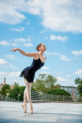 Fototapeta na wymiar Ballet dancer dancing outdoor