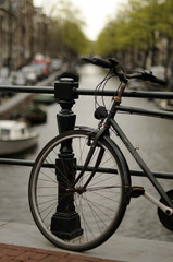 Fototapeta na wymiar old bike on canal, amsterdam