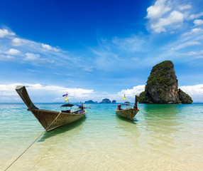 Fototapeta na wymiar Długi ogon łodzi na plaży w Tajlandii