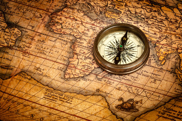 Fototapeta na wymiar Old vintage kompas na starożytnej mapie
