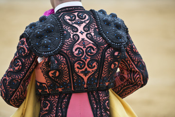 Detalle del vestido de torear rosa y azabache.