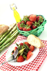 Spargel-Erdbeer-Salat