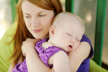 Fototapeta na wymiar Osiem miesięcy spania dziecka w ręce matki